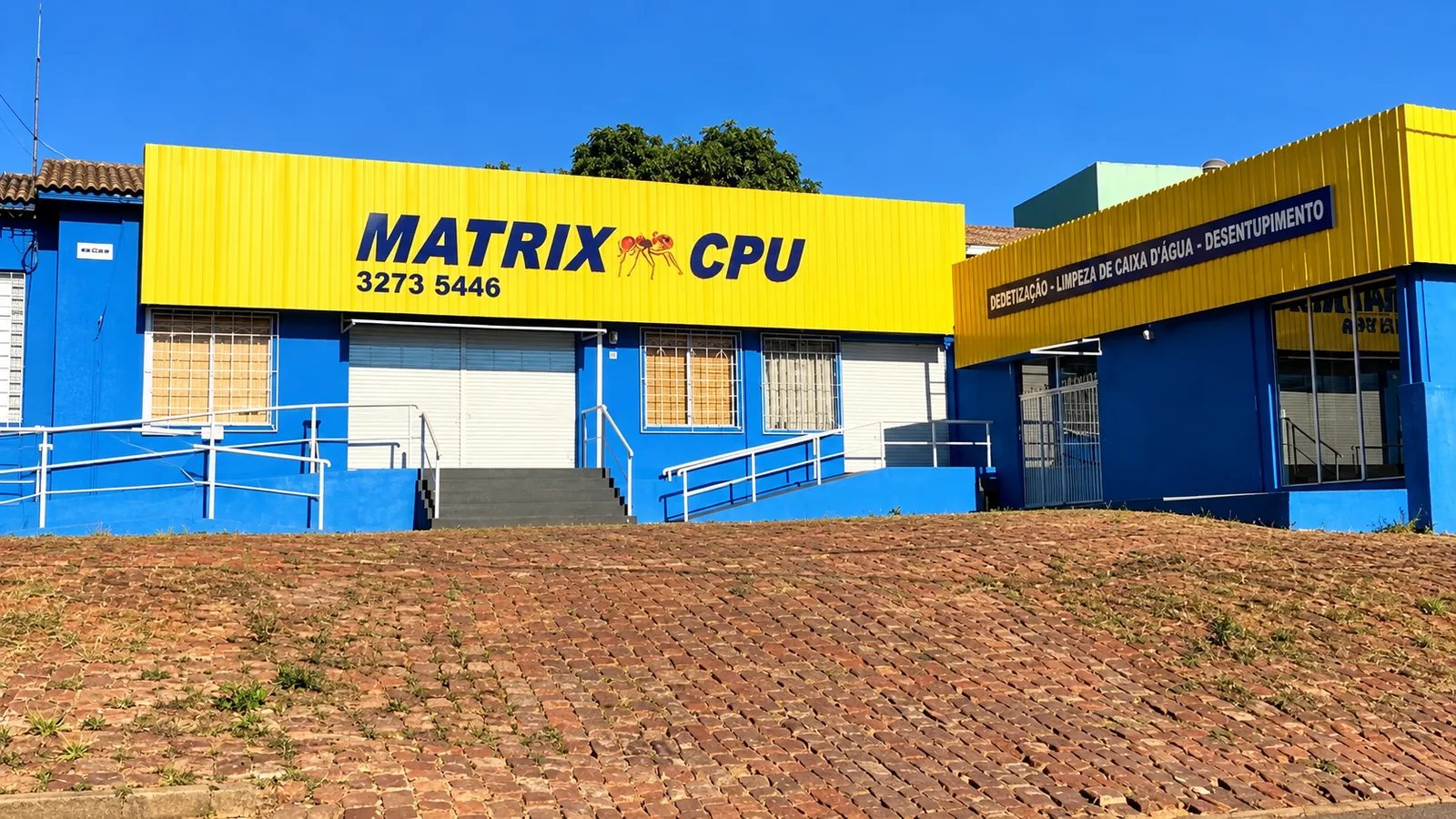 Fachada amarela e azul da Matrix CPU na Rua Arthur Bernardes, Alto das Oliveiras